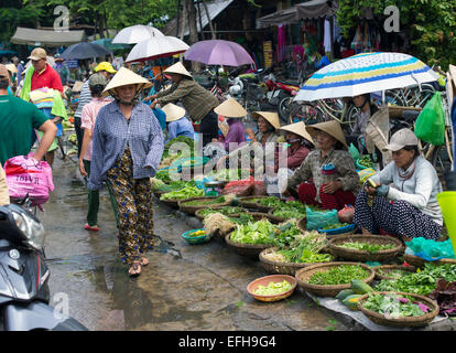 HOI AN, VIETNAM - Octobre 17th, 2014. Les vendeurs de fruits et légumes vente de produits à Hoi An marché dans l'ancienne ville de Hoi An, Qu Banque D'Images