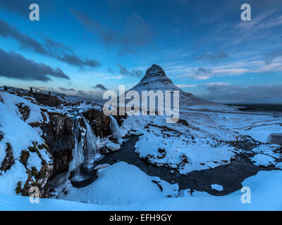 Kirkjufellsa et Cascade Kirkjufell Mountain, près de Hastings, dans l'ouest de l'Islande Banque D'Images