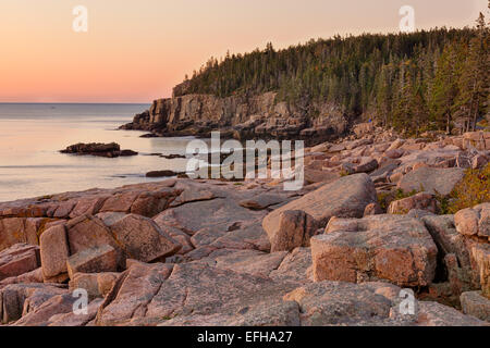 Le lever du soleil, Otter Cliff, l'Acadia National Park, Maine, USA Banque D'Images