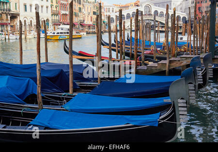 La ligne de gondoles sur le grand canal près du Pont Rialto Venise Vénétie Italie Europe Banque D'Images