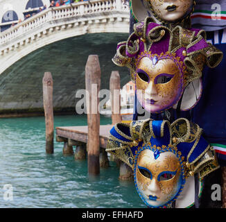 Masques pour la vente sur stand de souvenirs près du Pont Rialto Venise Vénétie Italie Europe Banque D'Images