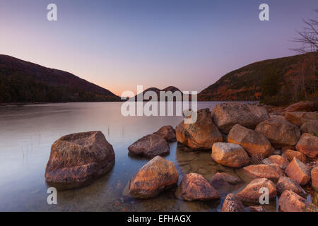 Coucher du soleil à Jordan Pond- la bulle des montagnes, l'Acadia National Park, Maine, USA Banque D'Images