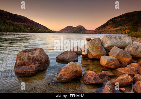 Coucher du soleil à Jordan Pond- la bulle des montagnes, l'Acadia National Park, Maine, USA Banque D'Images