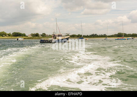 Voyageant à travers le canal de Chichester à Bosham Hoe, West Sussex. Banque D'Images