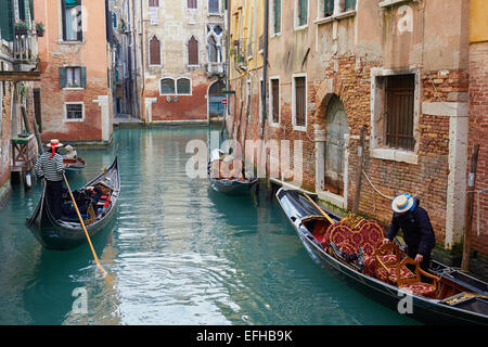 Scène de canal traditionnelle avec les gondoles et les maisons au bord du canal Venise Vénétie Italie Europe Banque D'Images