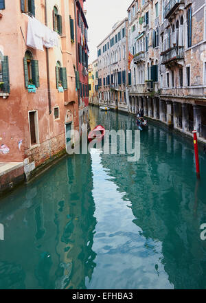 Scène de canal traditionnelle avec gondola et maisons au bord du canal Venise Vénétie Italie Europe Banque D'Images