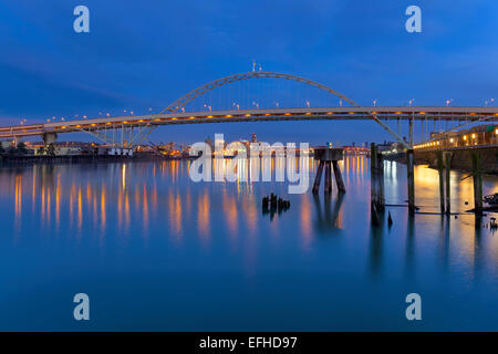 Fremont Pont sur la rivière Willamette à Portland Oregon zone industrielle à l'Heure Bleue Banque D'Images