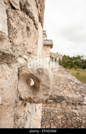 Détail d'une pierre de fixation dans un mur à l'Ek' Balam. Une pierre enchâssée dans un mur avec un passage peut-être pour une corde. Banque D'Images