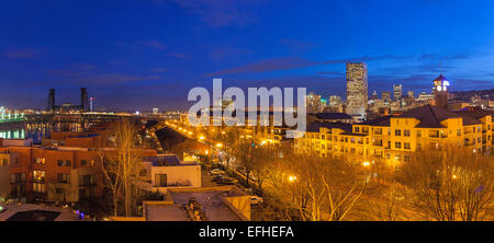 Oregon Portland Downtown Waterfront Cityscape avec pont en acier au cours de soir Panorama Blue Hour Banque D'Images