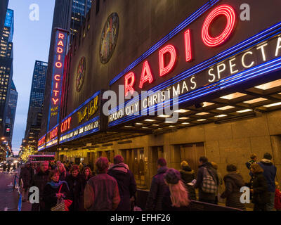 La queue pour le Radio City Music Hall spectaculaire de Noël. Le Radio City Music Hall et entrée chapiteau Banque D'Images