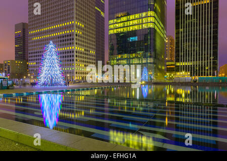 Arbre de Noël au milieu des gratte-ciels à Paris, France. Banque D'Images