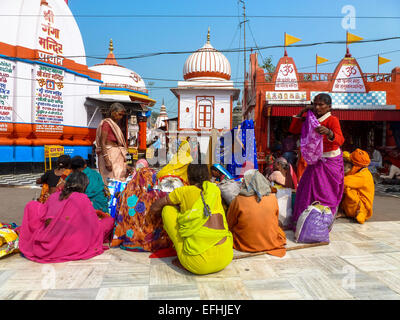 Les femmes en sari colorés au niveau de la rue en Inde Banque D'Images