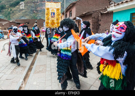 Pisac, Pérou - Juillet 16, 2013 : Virgen del Carmen parade dans les Andes péruviennes à Pisac Pérou le 16 juillet, 2013 Banque D'Images