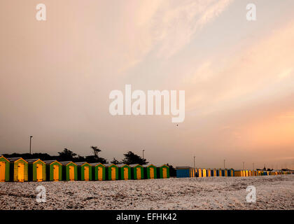 Cabines de plage dans la neige Littlehampton West Sussex Banque D'Images