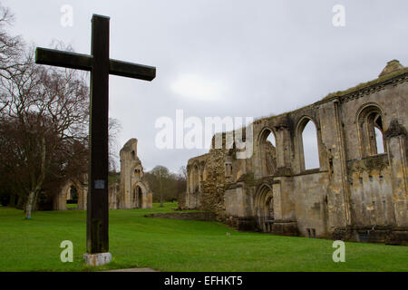 Ruines de l'Abbaye de Glastonbury, monument antique, et la croix, Glastonbury, Somerset, Angleterre en décembre Banque D'Images