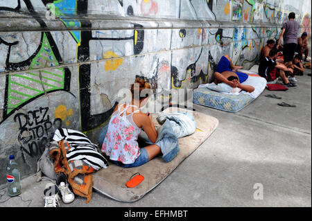 Buenos Aires, Argentine. 4e Février, 2015. Les gens reste dans une rue de Buenos Aires, capitale de l'Argentine, le 4 février 2015. Les gens pauvres qui vivent près de la Chacarita Cemetery à Buenos Aires, se sont réunis autour de la "Horizonte de Libertad' group avec l'objectif de l'exercice de leurs œuvres, selon la presse locale. © Tito La Penna/TELAM/Xinhua/Alamy Live News Banque D'Images