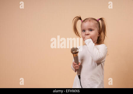 Little Girl Holding Microphone Banque D'Images