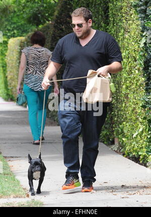 Jonah Hill promène son bouledogue français Carmela avec : Jonah Hill où : Los Angeles, California, United States Quand : 02 août 2014 Banque D'Images