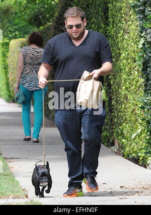 Jonah Hill promène son bouledogue français Carmela avec : Jonah Hill où : Los Angeles, California, United States Quand : 02 août 2014 Banque D'Images