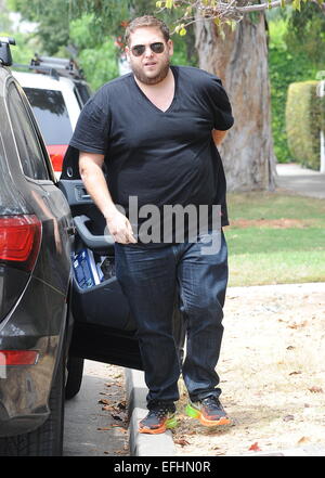 Jonah Hill promène son bouledogue français Carmela avec : Jonah Hill où : Los Angeles, California, United States Quand : 02 août 2014 Banque D'Images