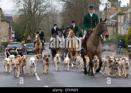 Maître de la chasse conduit son foxhounds grâce à Chipping Norton pour le Boxing Day 2014 Hunt Banque D'Images