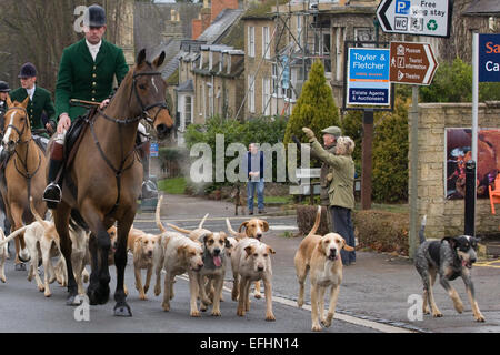 Maître de la chasse conduit son foxhounds grâce à Chipping Norton pour le Boxing Day 2014 Hunt Banque D'Images