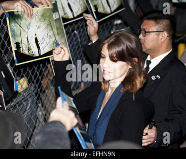 Hollywood, Californie, USA. 4e Février, 2015. L'actrice Lauren Cohan de 'Walking Dead', signe des autographes et accueille comme elle quitte Jimmy Kimmel Live. © David Bro/ZUMA/Alamy Fil Live News Banque D'Images