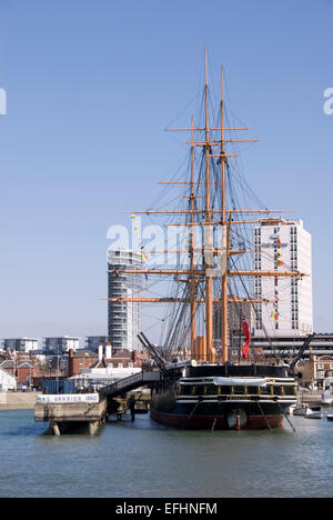 Le port de Portsmouth, Royaume-Uni 02 Avril 2013 : Le HMS Warrior amarré dans le port de Portsmouth vue arrière de l'eau Banque D'Images