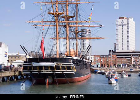 Le port de Portsmouth, Royaume-Uni 02 Avril 2013 : Le HMS Warrior amarré dans le port de Portsmouth vue arrière de l'eau Banque D'Images