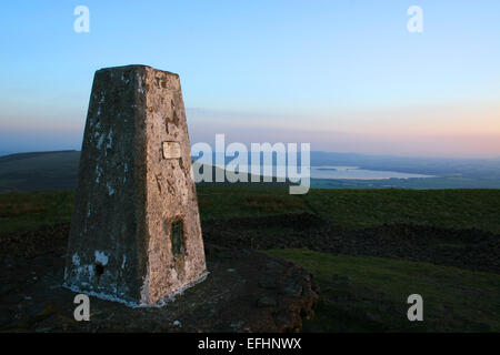 Trig Point au sommet du West Lomond Banque D'Images