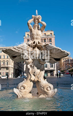 Fontana del Tritone, 1642-43 (fontaine du Triton) est une fontaine du xviie siècle à Rome par le sculpteur baroque Gian Lorenzo Bernini ( Piazza Barberini ) Rome Italie Italien Banque D'Images