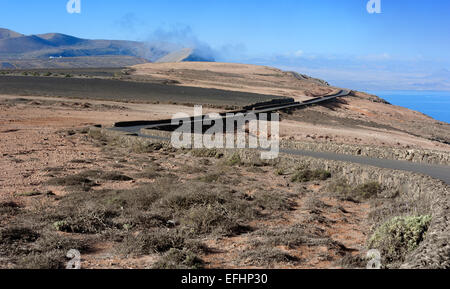 Sur une route au paysage volcanique sauvage de l'île de Lanzarote, îles Canaries, Espagne Banque D'Images