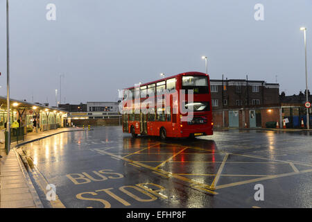 Turnpike Lane, Londres, Royaume-Uni. 5e février 2015. La gare routière de Turnpike Lane est déserté le premier jour de trois grèves des chauffeurs de bus de Londres sur les écarts de rémunération entre les entreprises. Crédit : Matthieu Chattle/Alamy Live News Banque D'Images