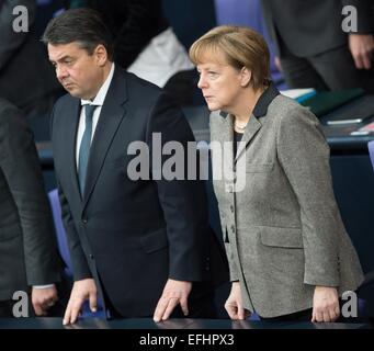 La chancelière allemande Angela Merkel (CDU), r et vice-chancelier allemand Sigmar Gabriel (SPD) de la parole à remembrence décédé récemment l'ancien Président Richard von Weizsaecker du Bundestag à Berlin, 5 février 2015. PHOTO : MAURIZIO GAMBARINI/dpa Banque D'Images