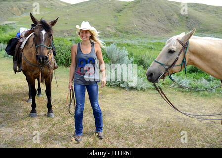 Fille et les chevaux à la Reata Ranch, Saskatchewan, Canada. Banque D'Images