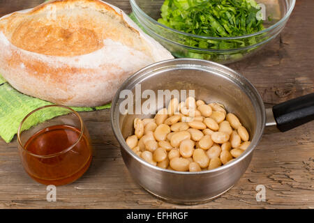 Haricots cuits au four dans une casserole sur la table de l'ancienne administration Banque D'Images