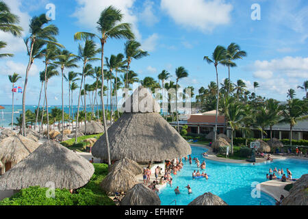 République dominicaine. Une vue sur la piscine, bar à la piscine et plage à les Secrets Royal Beach complexe réservé aux adultes dans la région de Punta Cana. 2015. Banque D'Images