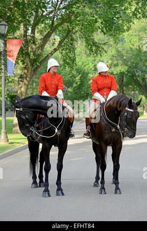 Gendarmes en uniforme traditionnel à cheval à la Gendarmerie royale du Canada, Division Dépôt, Saskatchewan, Canada Banque D'Images