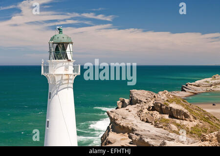 Château Point Lighthouse, le phare blanc en face de l'eau bleu-vert, région de Wellington, Île du Nord, Nouvelle-Zélande Banque D'Images