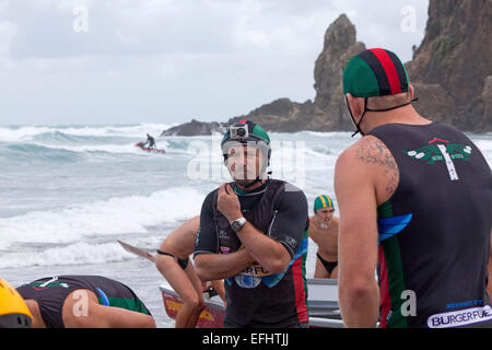 Bateaux de surf sur la plage, le jour de la géants avec Mark Bourneville lors d'une compétition, des sauveteurs, côte ouest, Région d'Auckland, pas Banque D'Images