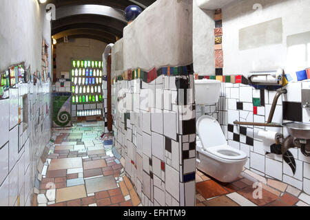 Toilettes publiques Hundertwasser à Kawakawa, Northland, North Island, New Zealand Banque D'Images