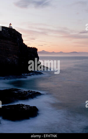 Taiaroa Head Lighthouse sur les falaises au crépuscule, crépuscule, péninsule d'Otago, Otago, île du Sud, Nouvelle-Zélande Banque D'Images