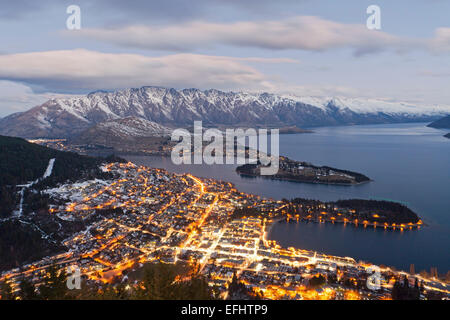 Vue de nuit sur le Lac Wakatipu Queenstown à avec les lumières de la ville, remarquable montagnes en arrière-plan, Queenstown, île du Sud, ne Banque D'Images