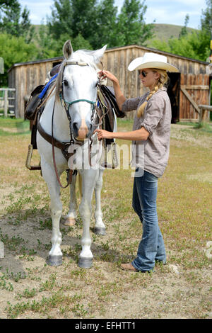 Cowgirl et cheval, la Reata Ranch, Saskatchewan, Canada. Banque D'Images