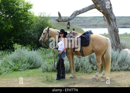 Cowgirl et cheval, la Reata Ranch, Saskatchewan, Canada. Banque D'Images