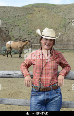 Cowgirl et cheval, la Reata Ranch, Saskatchewan, Canada. Banque D'Images