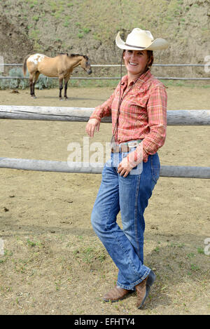 Cowgirl et cheval, la Reata Ranch, Saskatchewan, Canada. Banque D'Images