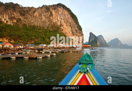 Dans stalkvillage Ko Panyi près de Ao Phang Nga Phuket, la mer d'Andaman, en Thaïlande, en Asie Banque D'Images