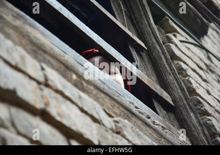 En attente de l'enfant et sa mère népalais à la caméra de prise de vue voyageur le 2 novembre 2013 à Patan Népal Banque D'Images