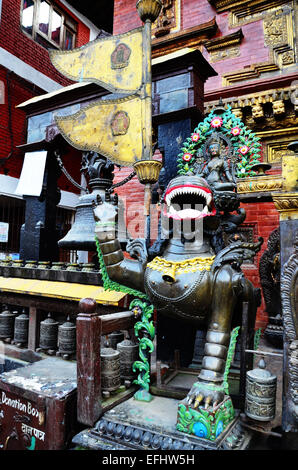 Image Statue de lion des neiges en gardiennage Golden Temple ou Hiranya Varna Mahavihar pagode à Patan Durbar Square Banque D'Images